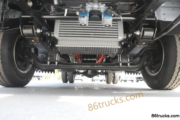 Yuejin Beyond C300 140hp 4X2(6 wheels) 4.2m single-row stake truck light truck Chassis (1) | 86Trucks