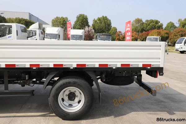 Yuejin Beyond C300 140hp 4X2(6 wheels) 4.2m single-row stake truck light truck Body (2) | 86Trucks