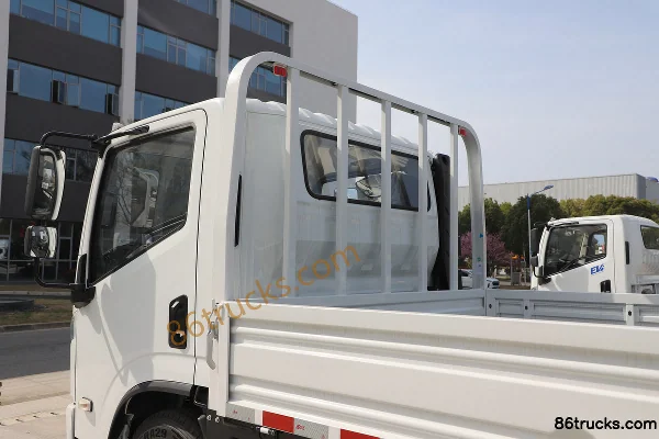 Yuejin Beyond C300 140hp 4X2(6 wheels) 4.2m single-row stake truck light truck Body (1) | 86Trucks
