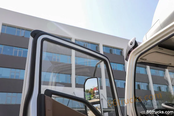 Yuejin Chaoyun H500 170hp 4X2(6 wheels) 3.79m semi-row van light truck (China VI) Cab (3) | 86Trucks
