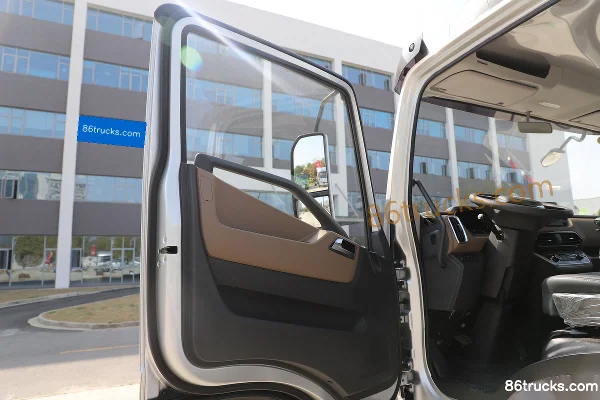 Yuejin Chaoyun H500 170hp 4X2(6 wheels) 3.79m semi-row van light truck (China VI) Cab (2) | 86Trucks