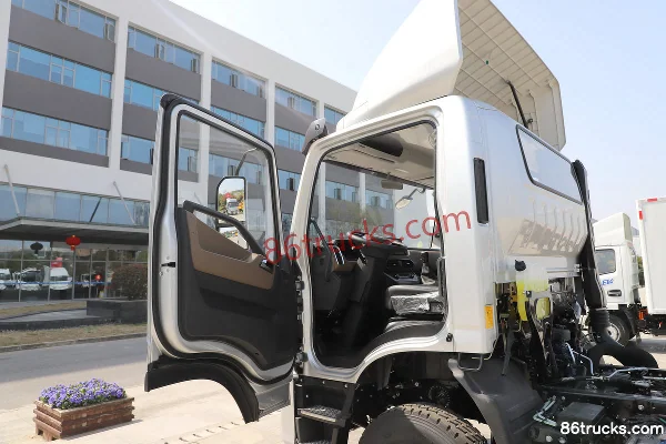 Yuejin Chaoyun H500 170hp 4X2(6 wheels) 3.79m semi-row van light truck (China VI) Cab (1) | 86Trucks