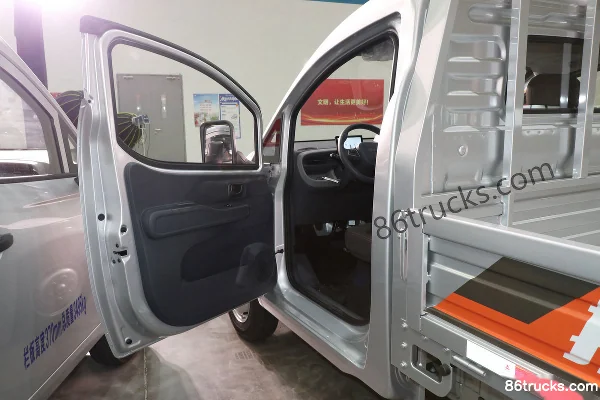 Lingshi Auto Gold Big Truck 3.8m Single Row Pure Electric Flatbed Micro Truck CATL 55.64kWh 4X2(6 wheels) Cab (1) | 86Trucks