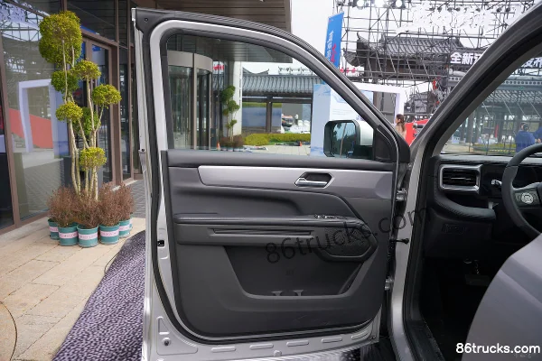 JMC Dadao 2026 Model Zhuiguangzhe Supreme Edition 2.5T Diesel 211hp Auto 4WD Standard Wheelbase Double Row Pickup Chassis (1) | 86Trucks
