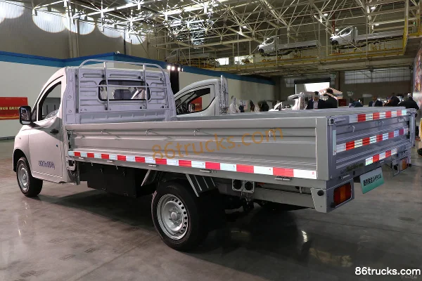 Lingshi Auto Gold Small Truck PLUS 3.355m Single Row Pure Electric Flatbed Micro Truck CATL 55.64kWh 4X2(6 wheels) Exterior (3) | 86Trucks
