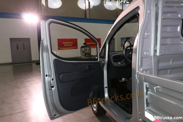 Lingshi Auto Gold Small Truck PLUS 3.355m Single Row Pure Electric Flatbed Micro Truck CATL 55.64kWh 4X2(6 wheels) Cab (1) | 86Trucks
