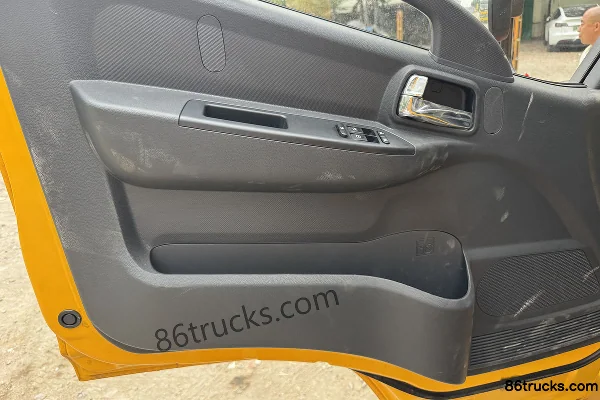 Dongfeng Tank Edition 155hp 4X2(6 wheels) Fast Gear 8-Speed Wrecker Truck (Hubei Longmu) Cab (3) | 86Trucks