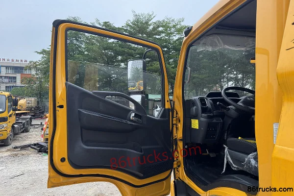 Dongfeng Tank Edition 155hp 4X2(6 wheels) Fast Gear 8-Speed Wrecker Truck (Hubei Longmu) Cab (1) | 86Trucks