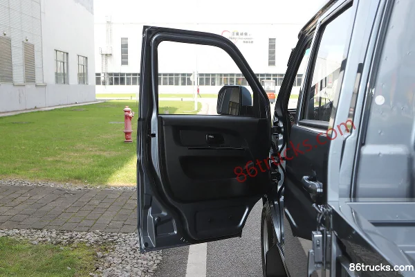 SRM Xinka T3 PLUS 2026 luxe 1.8L essence 136 ch 4X2(6 roues) 2,51 m micro camion plateau double cabine (1) | 86Trucks
