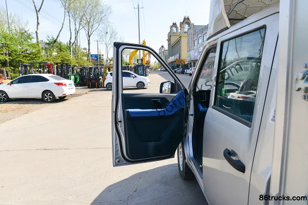 Foton Xiangling Q Split Type Luxe 1.6L 120 ch 4X2(6 roues) Essence 2,8 m Monoplace Camion à hayon élévateur Cabine (1) | 86Trucks