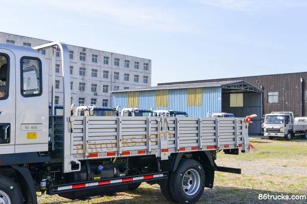 Sinotruk Hanjiang 2.4L Diesel 168hp 4X2(6 wheels) Fast Gear 8-speed 3.85m Semi-row Flatbed Light Truck Body (1) | 86Trucks