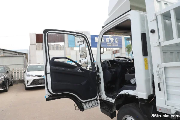 Jiangxi Isuzu Yifang EMT7 pro 2,5L diesel 174 ch 4X2(6 roues) WLY 6 vitesses camion léger à ridelles 4,2 m cabine simple (1) | 86Trucks