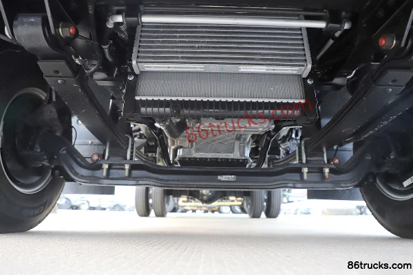 Jiangxi Isuzu Yifang EMT7 pro 2,5L diesel 174 ch 4X2(6 roues) WLY 6 vitesses camion léger à ridelles 4,2 m cabine simple Châssis (1) | 86Tru