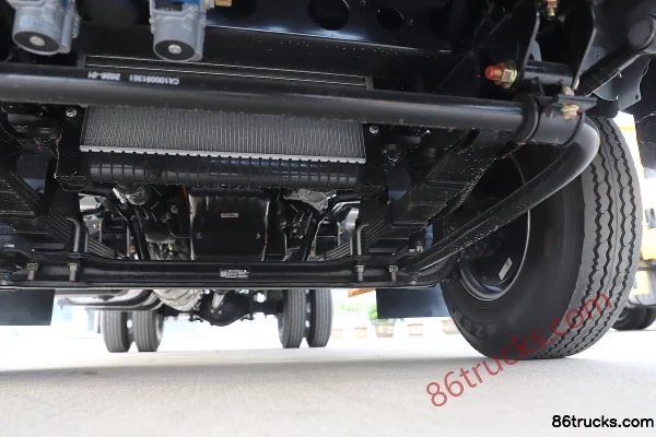 Jiangxi Isuzu Yifang EC Pro 7 2.5L Diesel 154hp 4X2(6 wheels) 6-speed Wide Body Air Brake 3.68m Semi-row Stake Truck Chassis (3) | 86Trucks