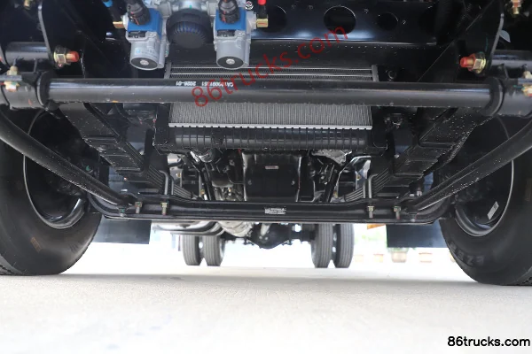 Jiangxi Isuzu Yifang EC Pro 7 2.5L Diesel 154hp 4X2(6 wheels) 6-speed Wide Body Air Brake 3.68m Semi-row Stake Truck Chassis (1) | 86Trucks