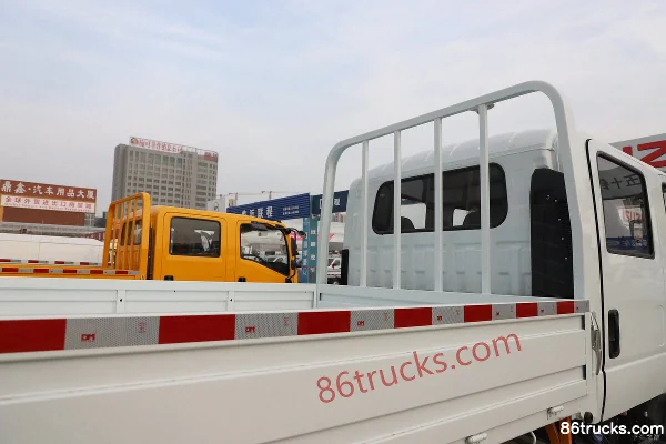 Jiangxi Isuzu Yifang EC5 Pro 2,5 L diesel 154 ch 4X2(6 roues) 6 vitesses cabine moyenne 3,16 m double rangée camion plateau léger Carrosseri