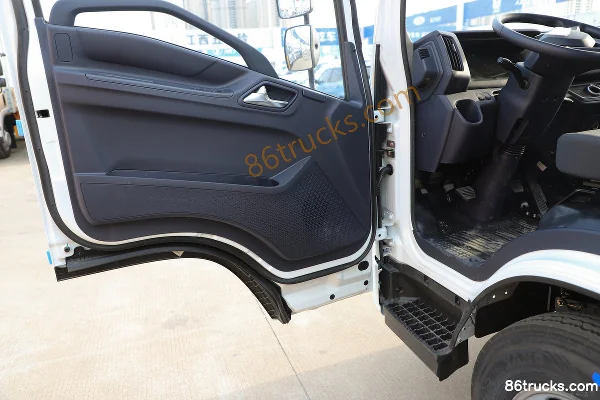 Jiangxi Isuzu Yifang EC7 pro 2.5L diesel 143hp 4X2(6 wheels) 5-speed wide body 4.2m single-row panel van light truck Cab (3) | 86Trucks