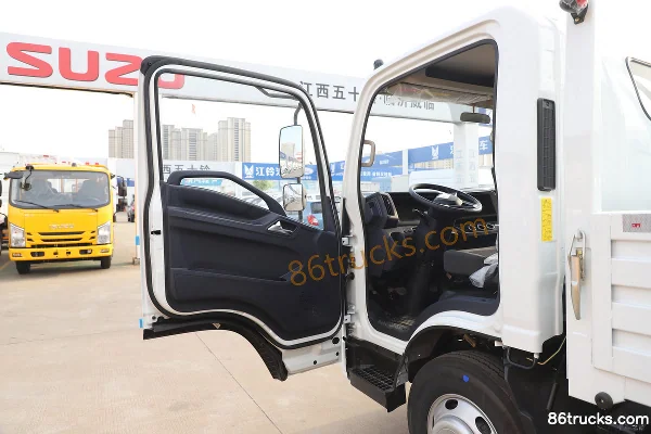 Jiangxi Isuzu Yifang EC7 pro 2.5L diesel 143hp 4X2(6 wheels) 5-speed wide body 4.2m single-row panel van light truck Cab (1) | 86Trucks