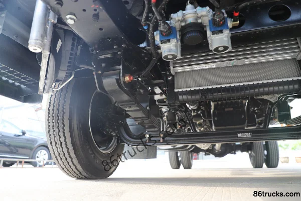 Jiangxi Isuzu Yifang EC7 pro 2.5L diesel 143hp 4X2(6 wheels) 5-speed wide body 4.2m single-row panel van light truck Chassis (2) | 86Trucks