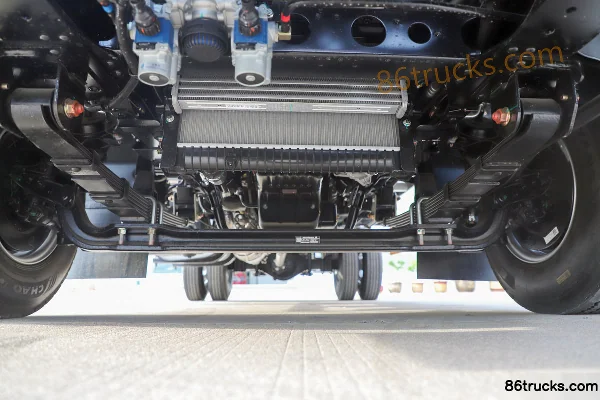 Jiangxi Isuzu Yifang EC7 pro 2.5L diesel 143hp 4X2(6 wheels) 5-speed wide body 4.2m single-row panel van light truck Chassis (1) | 86Trucks