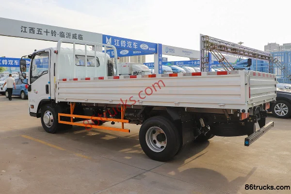 Jiangxi Isuzu Yifang EC7 pro 2.5L diesel 143hp 4X2(6 wheels) 5-speed wide body 4.2m single-row panel van light truck (3) | 86Trucks