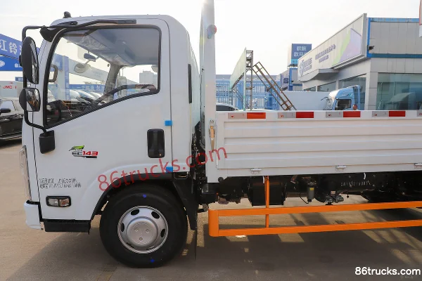 Jiangxi Isuzu Yifang EC7 pro 2.5L diesel 143hp 4X2(6 wheels) 5-speed wide body 4.2m single-row panel van light truck (1) | 86Trucks