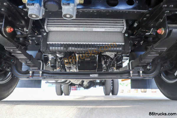Jiangxi Isuzu Yifang EC7 pro 2.5L diesel 154hp 4X2(6 wheels) 6-speed wide body 4.2m single-row panel van light truck Chassis (1) | 86Trucks