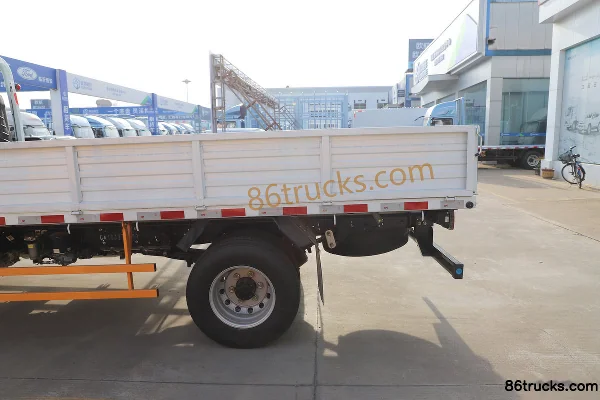 Jiangxi Isuzu Yifang EC7 pro 2.5L diesel 154hp 4X2(6 wheels) 6-speed wide body 4.2m single-row panel van light truck (2) | 86Trucks