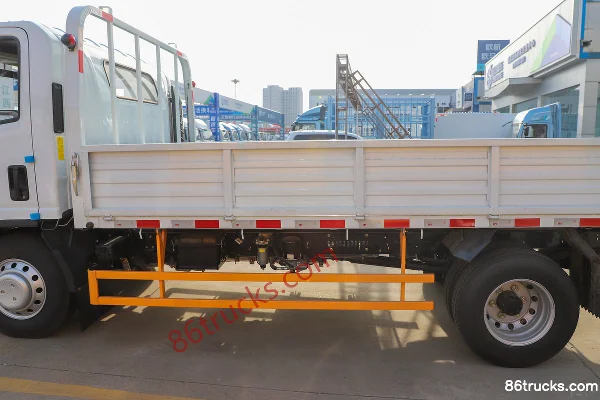 Jiangxi Isuzu Yifang EC7 pro 2.5L diesel 154hp 4X2(6 wheels) 6-speed wide body 4.2m single-row panel van light truck (1) | 86Trucks