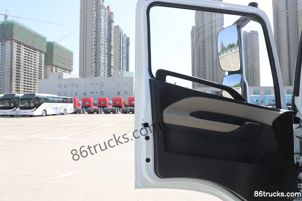 Yutong T6 4X2(6 wheels) 4.08m single-row pure electric refrigerated truck Shenlan 128kWh Cab (3) | 86Trucks