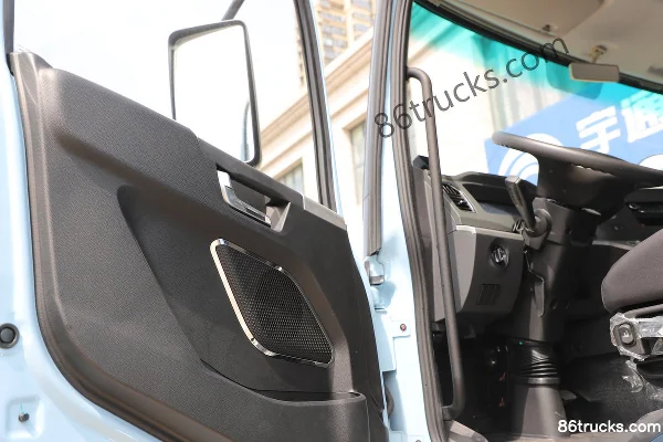 Yutong T Series 6X4(10 wheels) Pure Electric Tractor Truck CATL 400kWh Cab (3) | 86Trucks