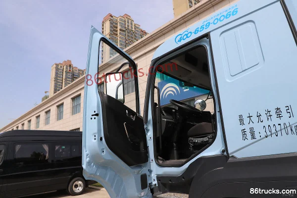 Yutong T Series 6X4(10 wheels) Pure Electric Tractor Truck CATL 400kWh Cab (1) | 86Trucks