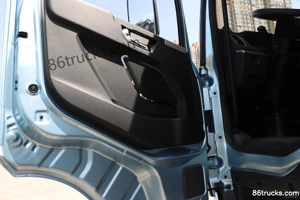 Yutong T-Series 6X4(10 wheels) High Roof Pure Electric Tractor Truck CATL 400kWh Cab (3) | 86Trucks