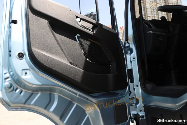 Yutong T-Series 6X4(10 wheels) High Roof Pure Electric Tractor Truck CATL 600kWh Cab (2) | 86Trucks