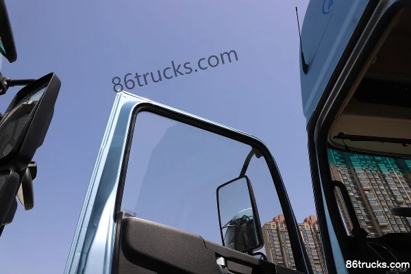 Yutong T-Series 6X4(10 wheels) High Roof Pure Electric Tractor Truck CATL 600kWh Cab (1) | 86Trucks