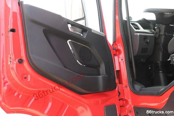 Yutong T-Series 4X2(6 wheels) Pure Electric Tractor Truck CATL 400kWh Cab (3) | 86Trucks