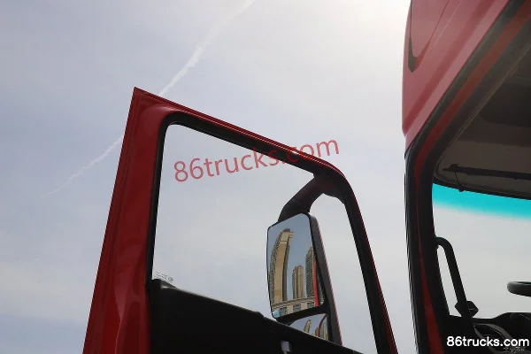 Yutong T-Series 4X2(6 wheels) Pure Electric Tractor Truck CATL 400kWh Cab (2) | 86Trucks