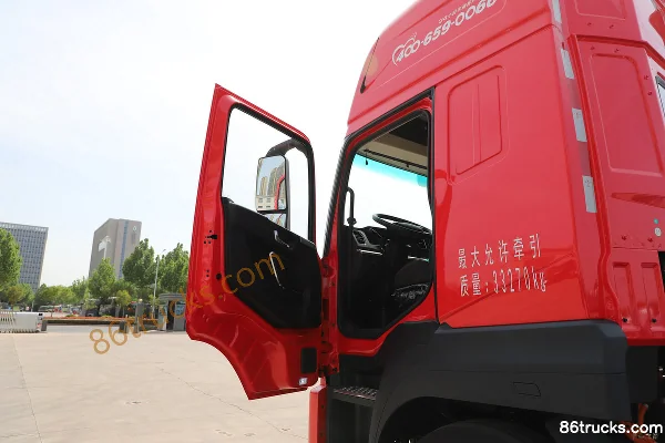 Yutong T-Series 4X2(6 wheels) Pure Electric Tractor Truck CATL 400kWh Cab (1) | 86Trucks