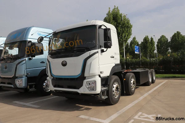Yutong 8X4(12 wheels) 35.2m³ Pure Electric Bulk Feed Transport Truck Exterior (3) | 86Trucks