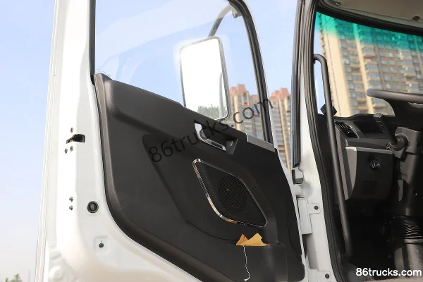 Yutong 8X4(12 wheels) 35.2m³ Pure Electric Bulk Feed Transport Truck Cab (3) | 86Trucks