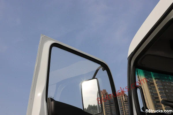 Yutong 8X4(12 wheels) 35.2m³ Pure Electric Bulk Feed Transport Truck Cab (2) | 86Trucks