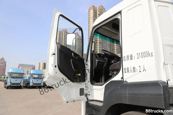 Yutong 8X4(12 wheels) 35.2m³ Pure Electric Bulk Feed Transport Truck Cab (1) | 86Trucks
