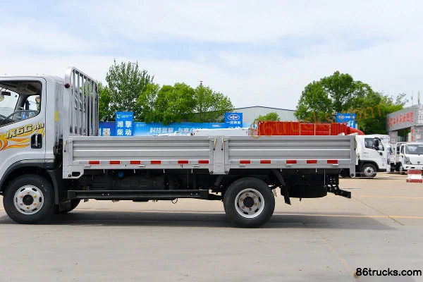 FAW Jiefang Hu 6G Medium Body 140hp 4X2(6 wheels) 4.2m single-row flatbed light truck (2) | 86Trucks