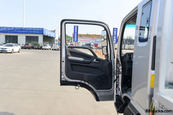 Foton ATV 2.5L diesel 158hp 4X2(6 wheels) WLY 6-speed 3.83m semi-row flatbed light truck Cab (1) | 86Trucks