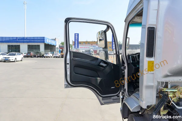 Lanqing Light Truck H Series 170 hp 4X2(6 wheels) 4.18m Single Row Stake Truck (China VI) Cab (1) | 86Trucks