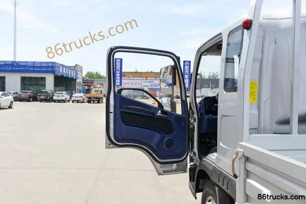 FAW Jiefang Tiger 6G Wide Body 160 hp 4X2(6 wheels) 3.82m Semi-row Stake Truck (Fast Gear 8-speed) Cab (1) | 86Trucks