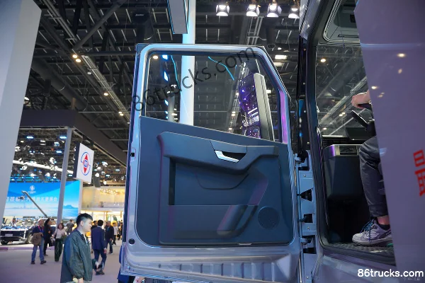 GAC Leader T9 6X4(10 wheels) pure electric tractor truck CALB 400kWh Cab (1) | 86Trucks