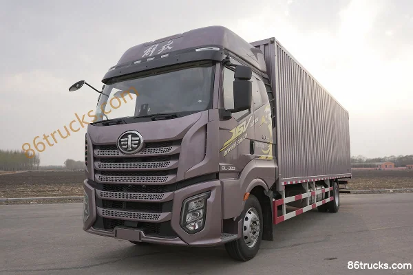 FAW Jiefang J6V Elite Edition 7.8L Diesel 320 hp 4X2(6 wheels) FAW Jiefang 8-Speed 9.6m Van Cargo Truck Exterior (3) | 86Trucks