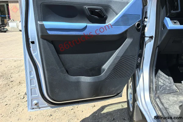 Foton Xiangling Q Split Luxury 1.6L 120 hp 4X2(6 wheels) gasoline 2.5m double-row flatbed mini truck Cab (2) | 86Trucks