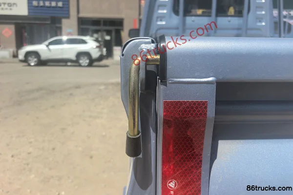 Foton Xiangling Q Split Luxury 1.6L 120 hp 4X2(6 wheels) gasoline 2.5m double-row flatbed mini truck Body (3) | 86Trucks